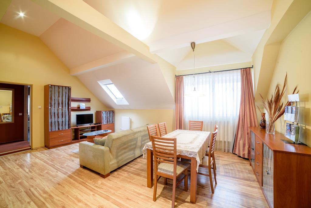 Park Apartment Krasków Exteriör bild
